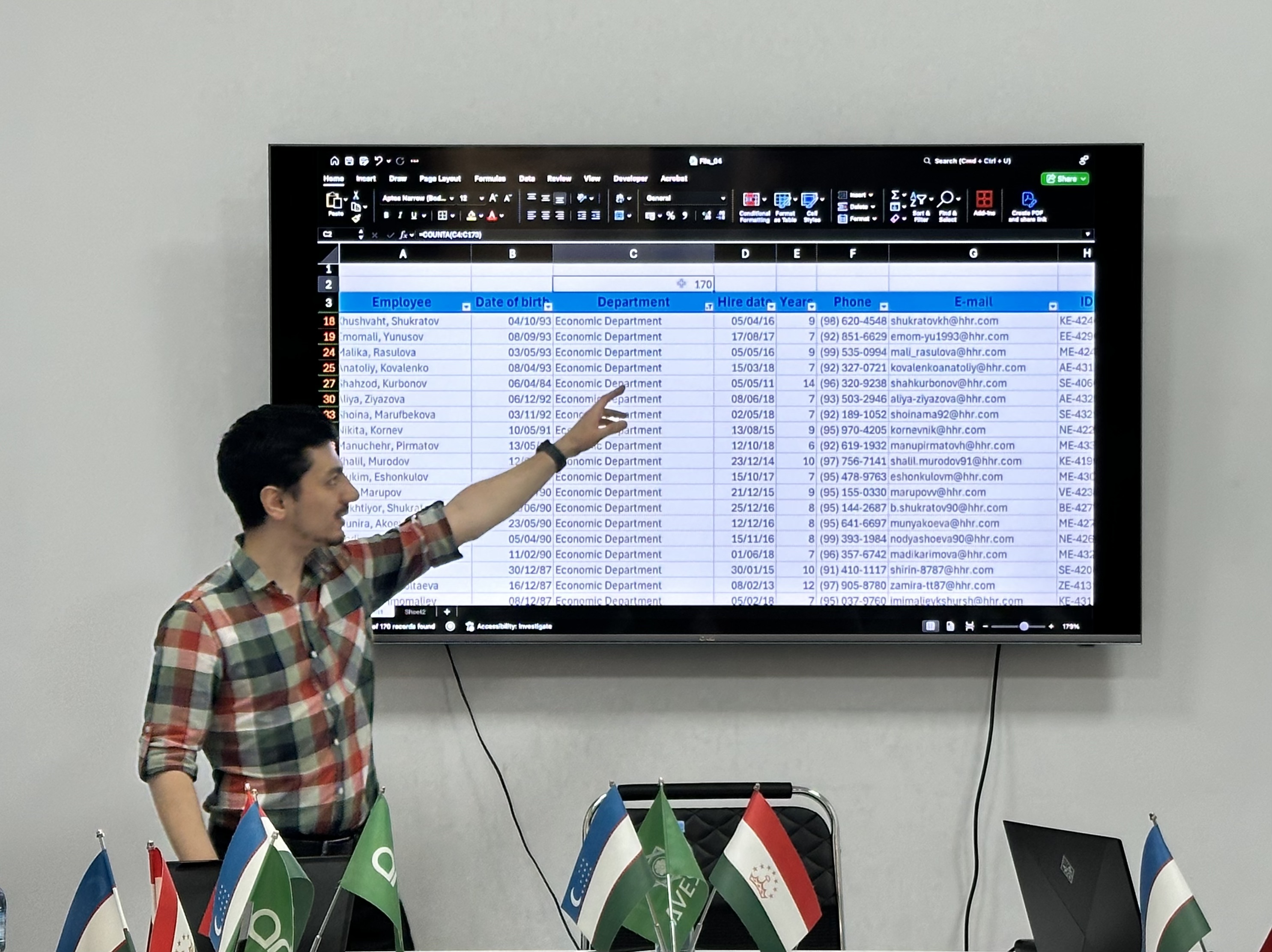 Manuchehr Ghafforzoda teaching a course